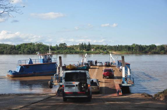 Cruzando o rio Uruguai, entre Brasil e Argentina, em Porto Xavier, no Rio Grande do Sul